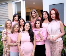 Las puertas de la residencia de Mónica Segovia se abrieron para recibir a Isabella Batres, quien fue agasajada con una inolvidable y tierna reunión organizada por sus amigas cercanas. La joven mamá dará a luz a una niña que será llevada a la pila bautismal con el nombre de Alexandra. Todo estaba cuidadosamente decorado, y la futura mamá disfrutó de un delicioso menú, así como de consejos y muestras de cariño por parte de las asistentes. Karla Kafie, Mónica Bendeck, Titi Leiva, Diana Atala, Saramelia Leiva,Rosamaría Lara, Vicky Leiva, la homenajeada Isabella Batres y Blanca Bendeck.,