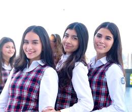 Antes de la entrega de títulos y las fiestas, la clase 2026 de Macris School llegó a la Basílica de Nuestra Señora de Suyapa para participar en un emotivo servicio religioso. El motivo: dar gracias por los logros alcanzados, por la culminación de esta etapa que compartieron con maestros, amigos y especialmente con sus padres de familia.