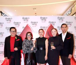 La premier de la secuela más esperada del cine fue presentada por ESTILO en Cinemark Multiplaza. La espera terminó por fin para un exclusivo grupo de invitados que disfrutó de principio a fin la trama de El Diablo Viste a la Moda 2, luego de un elegante coctel en Plaza Sol. En la imagen, Miguel Chong, Blanca Bendeck, Lila Fúnez, Renata Espinal y Ariel Flores