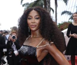Naomi Campbell cumple 55 años, una modelo que se abrió campo en la industria, protagonizó algún escándalo y creó su propia organización benéfica bajo el nombre Fashion For Relief.