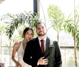 En un ambiente elegante y lleno de encanto, Valeria Osorio y Ricardo Luque celebraron su boda civil en el sofisticado restaurante Cassiano Adriano, en San Pedro Sula. Rodeados de familiares cercanos y amigos queridos, la pareja selló su unión en una ceremonia íntima donde la emoción y la elegancia se entrelazaron en cada detalle.
