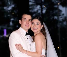 Tras una emotiva ceremonia religiosa, Paola Perdomo y Dennis Cano celebraron su unión con una íntima y elegante recepción en un salón del restaurante La Cumbre, rodeados del cariño de sus familiares y amigos más cercanos. La velada estuvo marcada por momentos especiales, como su primer baile como esposos, brindis llenos de emoción y una atmósfera cálida que hizo de la noche un recuerdo inolvidable.