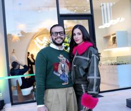 Así se vivió la inauguración de Vía Palmira, la nueva plaza ubicada en la colonia Palmira, que abrió oficialmente sus puertas con una propuesta comercial diversa. El espacio presentó una selección de locales como The Golden Pig Coffeeshop, Pescadores, Sofía Sofía Designer Jewelry y Pulpa Hi-Fi Sound Bar, entre otros. Durante el acto inaugural, invitados especiales se reunieron para conocer la plaza, mientras un sacerdote realizó la bendición del lugar, marcando el inicio de esta nueva oferta gastronómica, comercial y de entretenimiento en la zona.