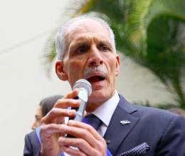 El presidente de Honduras, Nasry Asfura, luego de su investidura en Tegucigalpa. El mandatario vistió un traje azul oscuro con un pin del mapa de Honduras en la solapa, un pañuelo de seda de polka dots y la banda presidencial confeccionada por María de los Ángeles Valladares.