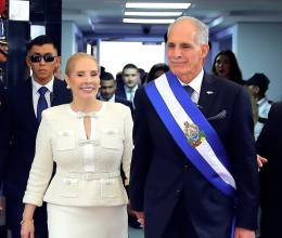 Para la toma de posesión, la primera dama Lissette Asfura apostó por un total white look con chaqueta de punto, discreto, elegante y atemporal, que contrastó con el traje azul marino que vistió el presidente Nasry Asfura.