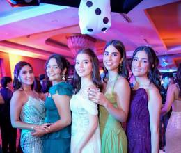 La clase 2026 de la Escuela Internacional Sampedrana vivió una noche cargada de emoción durante su esperada Prom Night, una celebración que marcó el cierre de su etapa escolar y el inicio de nuevos sueños universitarios. Los 130 seniors se dieron cita en el salón Palestina del Club Hondureño Árabe, escenario que se transformó en un vibrante universo inspirado en el icónico juego Monopoly, donde cada detalle fue pensado para convertir la velada en un recuerdo inolvidable. Entre glamour, música y una atmósfera llena de alegría, los futuros universitarios desfilaron por la red carpet luciendo sofisticados atuendos formales, mientras compartían una de las noches más especiales de su generación. En la foto: Noor Bendeck, Ivanna García, Sara Castillo, Carla Cordova y Fiorella Inestroza.