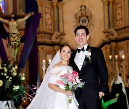 Los recién casados posan en el día más especial de sus vidas. La novia lució espectacular con un vestido diseñado por su madre, mientras que el novio deslumbró con un elegante esmoquin negro, acompañado de una camisa a juego.