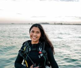 Gabriela Ochoa, bióloga marina, marca un hito al convertirse en la primera mujer hondureña seleccionada por <i>The Explorers Club</i>, llevando la voz del océano y la defensa de los animales desde Honduras hacia el mundo.