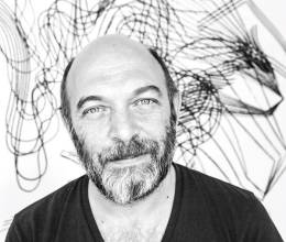 Considerado uno de los mejores artistas contemporáneos del mundo, Carlos Amorales presenta por primera vez una exposición en Honduras. Una muestra única en el MIN que permite descubrir ese mundo alterno creado por él mismo y paralelo al nuestro.