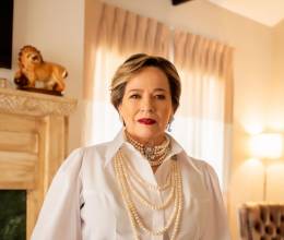 Sandra Pineda-Jablonicky ha pasado gran parte de su vida en movimiento. Madre, atleta y mujer profundamente conectada con su familia, ha construido una vida guiada por la disciplina, la sensibilidad y una energía que desafía el tiempo. <b>Outfit by Miguel Chong Joyas Belle Bijoux Locación Hotel Boutique La Casona</b>