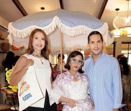 El restaurante Fusión en Tegucigalpa presentó su nuevo menú de desayunos durante una exclusiva experiencia, entre mimosas, sabores únicos y originales detalles. Cecilia Bertrand, Blanca Bendeck y el anfitrión de esa mañana, Ariel Flores.