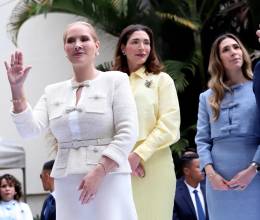 Para la toma de posesión, la primera dama Lissette Asfura apostó por un total white look con chaqueta de punto, discreto, elegante y atemporal. Junto a ella, sus hijas, Monique y Stephanie Asfura