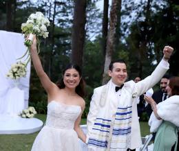 En una emotiva ceremonia religiosa celebrada en La Cumbre, Paola Perdomo y Dennis Cano unieron sus vidas rodeados de fe, familia y amor. Su historia, que comenzó como una amistad nacida en el servicio a Dios y fue creciendo entre conversaciones, cafés y momentos compartidos, los llevó hasta este “sí, acepto” que marca el inicio de un nuevo capítulo juntos.