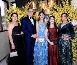 Los seniors 2025 de La Estancia School celebraron su prom night con un carnaval inolvidable, lleno de color, emoción y sorpresas. La fiesta se extendió hasta altas horas de la noche, entre risas, nostalgia y recuerdos que llevarán consigo para siempre.