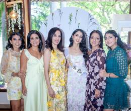 En una luminosa mañana cargada de alegría y cariño, Fabiola Lucía Stefan Handal fue rodeada por el afecto de sus amigas y familiares más cercanas, quienes se reunieron para festejar la dulce antesala a su matrimonio con José Enrique Sabat. En la foto: Melissa Handal, Sandra Faraj, Tania Sabat, la homenajeada Fabiana Stefan Handal, Beatriz Handal de Stefan y Kiara Stefan Handal.