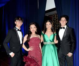 Después de un año lleno de esfuerzo y dedicación, los seniors 2025 de Discovery School celebraron el cierre de su etapa de high school con una noche inolvidable. La event planner Virginia Cárcamo transformó La Hacienda El Trapiche en un escenario mágico, donde la decoración encantadora y los detalles cuidadosamente pensados convirtieron la velada en un sueño hecho realidad. Entre risas, abrazos y mucho baile, los jóvenes disfrutaron cada momento hasta el amanecer, marcando así el inicio de un nuevo capítulo en sus vidas. En la foto: Manuel Álvarez, Isabella Qiu, Adriana Jiménez y Juan Ramón Fúnez.