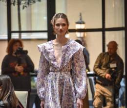Milan Fashion Week ya extendió sus pasarelas con las propuestas de los grandes de la moda italiana para el Otoño-Invierno 2026/2027. Luisa Beccaria abrió la semana con su propuesta cargada de mini prints florales presentada en el Carlton Hotel.