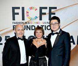 El sacerdote y misionero en Honduras, Álvaro Ramos; la chocolatier hondureña Maribel Lieberman y Yitong Qing, fundador y CEO de la Fashion in a Conscious Future Foundation, a su llegada a la Gala FICFF Light, que este año dedicó sus esfuerzos de recaudación de fondos a apoyar a la infancia en Honduras, a través de ACOES