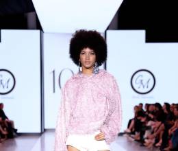 La segunda pasarela de Giselle Matamala en BAC Estilo Moda fue simplemente vibrante. Una historia de luz y color que comenzó con looks effortless en los que amamos su versión luxury del clásico hoodie, culminando con vestidos cuajados de brillo y lentejuelas que elevan la silueta femenina.