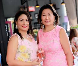 Rebeca Chacón, Brand Manager y Marcia Vásquez, Directora Comercial de Remarco, presentaron oficialmente la nueva fragancia femenina La Vie Est Belle Iris Absolu de Lancome, una exquisita fusión de acordes verdes y jugosos del higo y de la grosella negra, que se mezclan con jasmín Sambac y una sobredosis de Iris.
