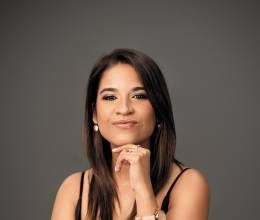 Ginna Miller ha cumplido muchos de sus sueños personales y profesionales. Es la feliz mamá de dos niñas y Gerente de Mercadeo y Asuntos Públicos de Davivienda Honduras, dos roles en los que imprime su carisma, talento, entusiasmo y dedicación.