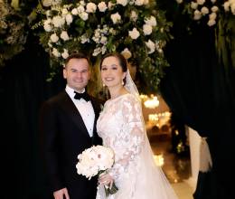 En una encantadora ceremonia judía realizada en Invernaderos del Trigo, Iván Wolozny y Jacqueline Bográn unieron sus vidas en matrimonio, pronunciando el tan esperado “sí, acepto” bajo la tradicional Jupá. Rodeados del cariño de sus familiares y amigos, la pareja selló su promesa de amor y respeto eterno en un ambiente lleno de emoción y significado. Después del conmovedor enlace, los recién casados celebraron con una elegante recepción en los salones del mismo recinto, donde la alegría, la música y los buenos deseos marcaron el inicio de una nueva etapa en sus vidas.