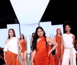 Emocionada, Rashell Fuentes llegó a BAC Estilo Moda para presentar su colección cápsula “Dunas”, una propuesta que narra la transformación del Sahara: de la desconexión al encuentro pleno con su esencia. “Deseo que el público conecte con mi esencia, que perciban la historia detrás de cada pieza y que esta plataforma sea el inicio de un camino sólido para mi marca”, expresó.