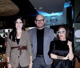 En el restaurante 9 Patrias se vivió una noche mágica para celebrar la décima edición de BAC Estilo Moda, el evento más importante de la moda en Honduras. Diseñadores, invitados especiales y aliados estratégicos se reunieron en una cena íntima que rindió homenaje a quienes, con su talento y visión, han marcado el rumbo de la industria nacional. Entre risas, brindis y recuerdos, la velada fue un reflejo de todo lo que representa esta plataforma: creatividad, identidad y orgullo hondureño.