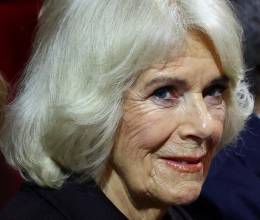 La reina consorte de Inglaterra en la primera visita oficial a Alemania, acompañando a su esposo el rey Carlos III. Debieron pasar muchos años para que la odiada y vapuleada Camila fuera aceptada por los británicos que la volvieron blanco de críticas luego de la muerte de lady Diana. Aquí repasamos un poco del camino que tuvo que recorrer para convertirse en esposa del monarca y salir de las sombras. (Photo by CHRISTIAN MANG / POOL / AFP)