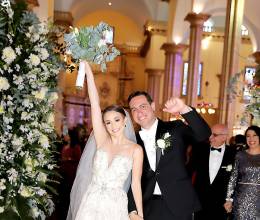 El gran día ha llegado. Ana Sofía Vélez Barahona y Sergio Alejandro Bendeck Membreño se ha convertido en marido y mujer y han cerrado con broche de oro a cuatro años de amor que comenzó en una amistad. Se dieron el “si quiero” en el Templo Basílica de Suyapa.