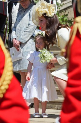La duquesa de Cambridge junto a la pequeña Princesa Charlotte.