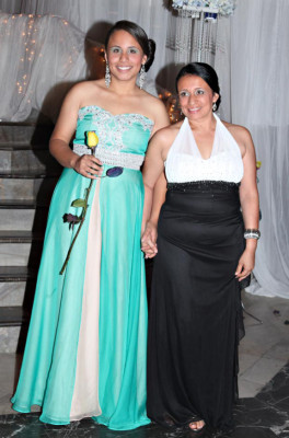 Seniors de la Mayan School se graduan