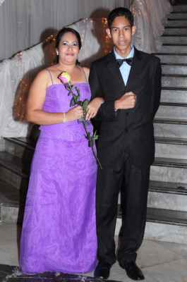 Seniors de la Mayan School se graduan