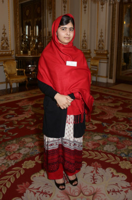 La reina de Inglaterra recibe a Malala