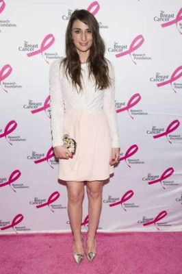 Elizabeth Hurley se viste de rosa