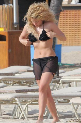 Shakira en diminuto bikini en Hawaii
