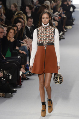 Un modelo presenta una creación de Louis Vuitton durante la semana de moda  de invierno 2017/2018 de otoño de las mujeres listas para usar en París,  Francia, el 7 de marzo de
