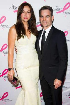 Elizabeth Hurley se viste de rosa