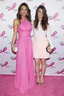 Elizabeth Hurley se viste de rosa