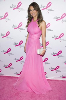 Elizabeth Hurley se viste de rosa