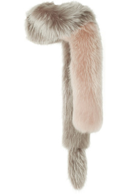 Cozy fur. Estola de piel en rosa viejo y gris claro de Lanvin