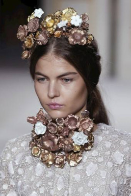 Contrastes y feminidad en colección de Giambattista Valli