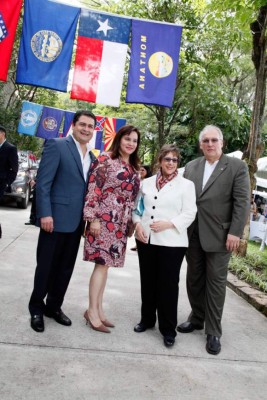 Fiesta de independencia en la Embajada Americana