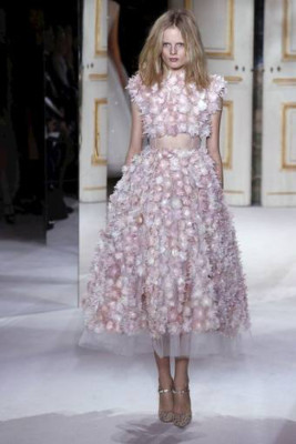 Contrastes y feminidad en colección de Giambattista Valli