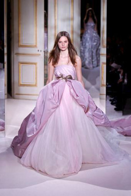Contrastes y feminidad en colección de Giambattista Valli