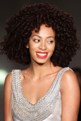 Risos románticos como Solange Knowles<br/><br/>¿Te gustan los rizos? Te dejamos una buena opción por Solange, rizos que enamoran, ayudándote con un look clásico en el make up<br/><br/>