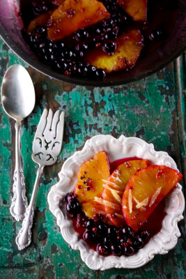 Piña con arándanos y pimienta rosada