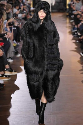 Stella McCartney reversiona a la working girl
