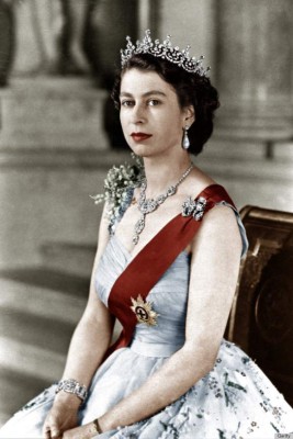 Isabel II celebra cumpleaños estrenando retrato