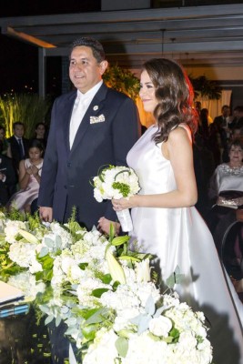 Así disfrutaron los novios José Eduardo Tinoco y Giselle Rojas su boda civil